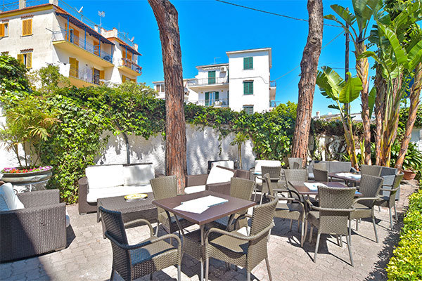 CHARME HOTEL LA VILLA TINA 3* - Ischia (NA) Luogo ideale per shopping e mare