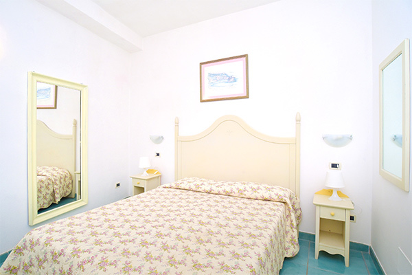 CHARME HOTEL LA VILLA TINA 3* - Ischia (NA) Luogo ideale per shopping e mare