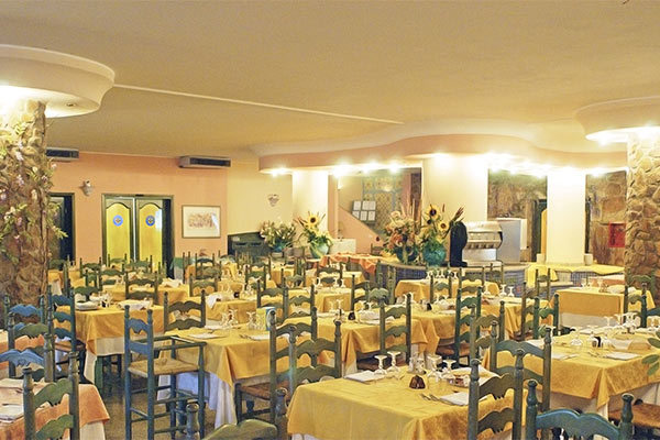 NICOLAUS FAMILY CLUB TORRE MORESCA 4* - Orosei (NU) Elegante e raffinato family hotel