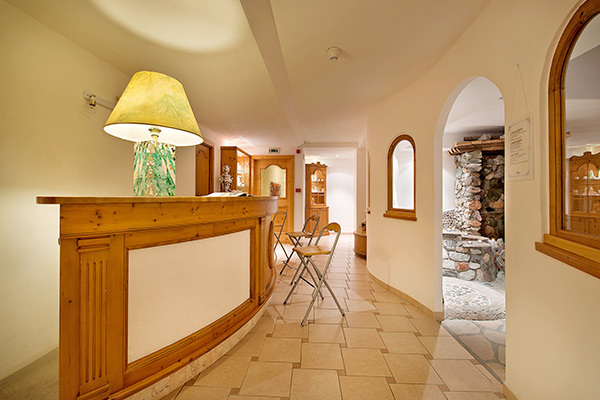 HOTEL CRISTALLO 3*S - Passo San Pellegrino - Moena (TN) Storico ed elegante hotel 3*S nel cuore della Val di Fassa