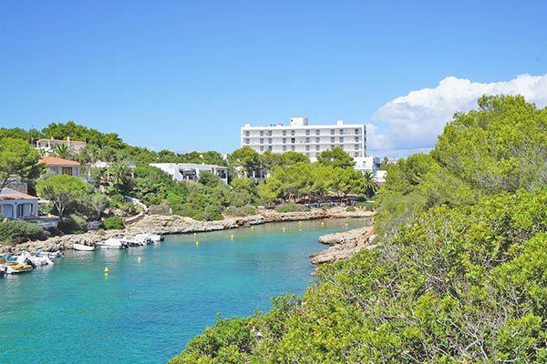 NICOLAUS CLUB ROC CALA'N BLANES BEACH 4* - Minorca - Ciutadella (Baleari - Spagna) Con accesso diretto a una suggestiva caletta