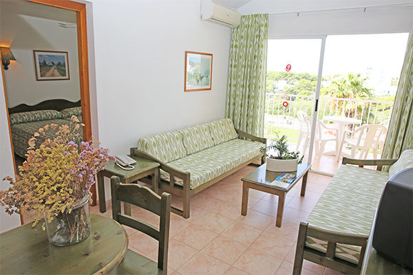 NICOLAUS CLUB ROC CALA'N BLANES BEACH 4* - Minorca - Ciutadella (Baleari - Spagna) Con accesso diretto a una suggestiva caletta