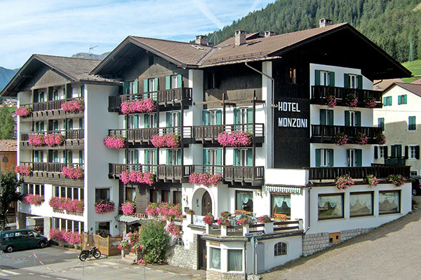 HOTEL MONZONI 3* - Pozza di Fassa (TN) In posizione panoramica in Val di Fassa
