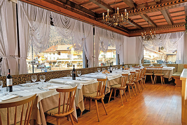 HOTEL MONZONI 3* - Pozza di Fassa (TN) In posizione panoramica in Val di Fassa