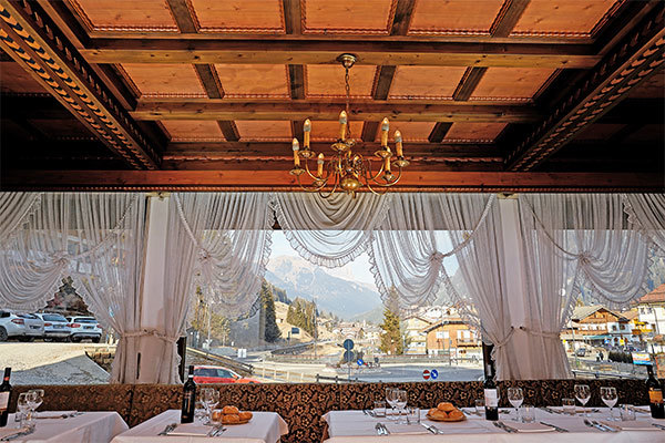 HOTEL MONZONI 3* - Pozza di Fassa (TN) In posizione panoramica in Val di Fassa
