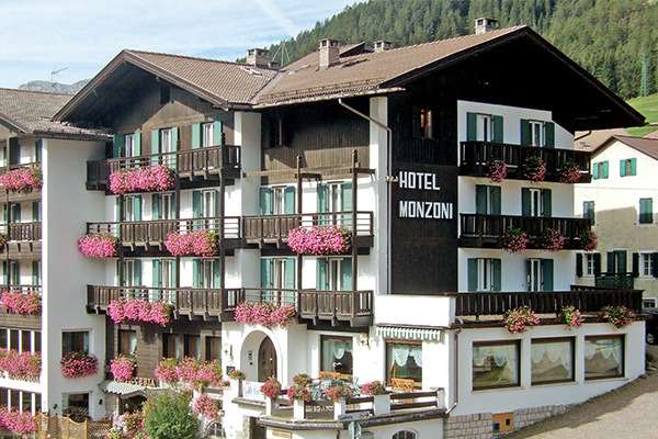 HOTEL MONZONI 3* - Pozza di Fassa (TN) In posizione panoramica in Val di Fassa