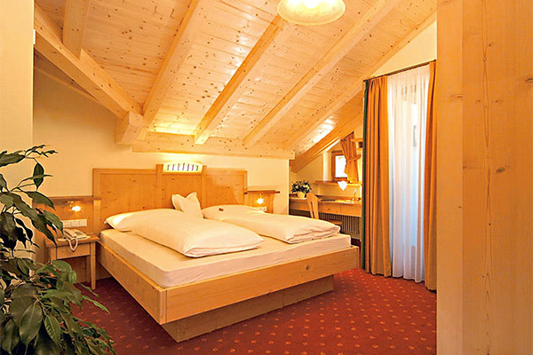 HOTEL SEERAST 3* - Santa Valburga - Ultimo (BZ) A conduzione familiare, in centro