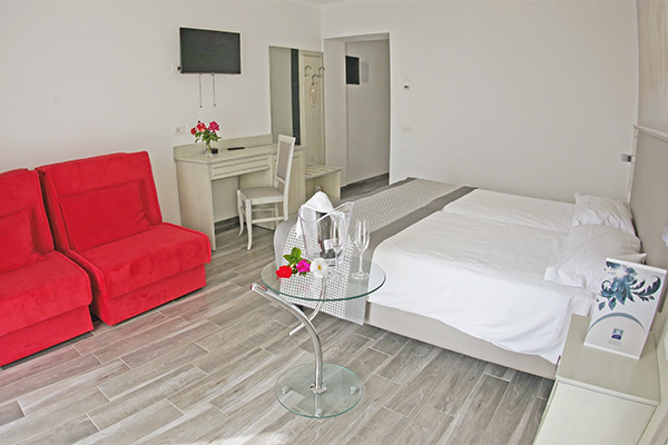 HOTEL VILLA PARADISO SUITE 4* - Moniga del Garda (BS) Moderno 4*, in posizione tranquilla