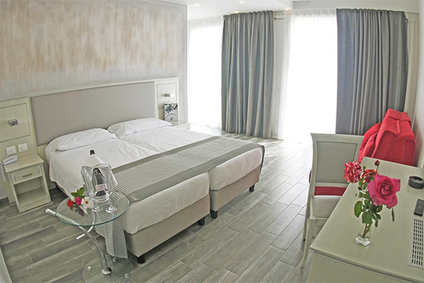 HOTEL VILLA PARADISO SUITE 4* - Moniga del Garda (BS) Moderno 4*, in posizione tranquilla