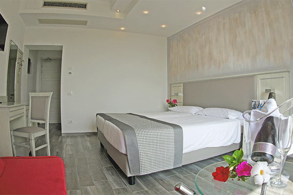 HOTEL VILLA PARADISO SUITE 4* - Moniga del Garda (BS) Moderno 4*, in posizione tranquilla