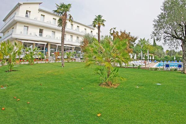 HOTEL VILLA PARADISO SUITE 4* - Moniga del Garda (BS) Moderno 4*, in posizione tranquilla