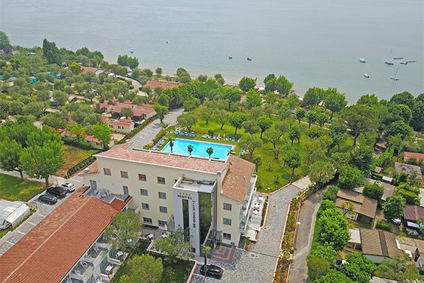 HOTEL VILLA PARADISO SUITE 4* - Moniga del Garda (BS) Moderno 4*, in posizione tranquilla