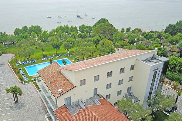 HOTEL VILLA PARADISO SUITE 4* - Moniga del Garda (BS) Moderno 4*, in posizione tranquilla