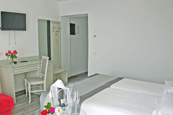 HOTEL VILLA PARADISO SUITE 4* - Moniga del Garda (BS) Moderno 4*, in posizione tranquilla