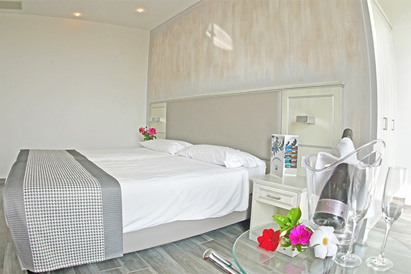 HOTEL VILLA PARADISO SUITE 4* - Moniga del Garda (BS) Moderno 4*, in posizione tranquilla
