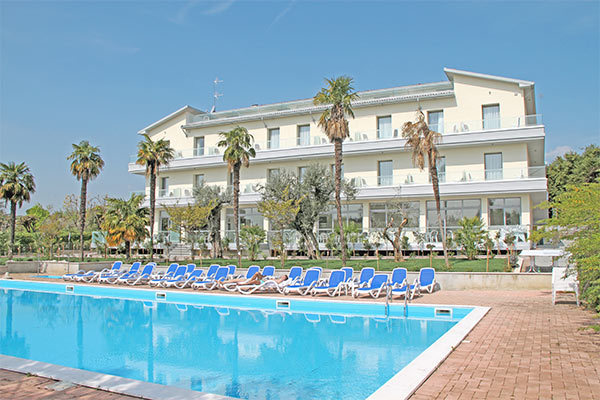 HOTEL VILLA PARADISO SUITE 4* - Moniga del Garda (BS) Moderno 4*, in posizione tranquilla
