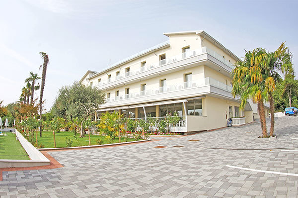 HOTEL VILLA PARADISO SUITE 4* - Moniga del Garda (BS) Moderno 4*, in posizione tranquilla