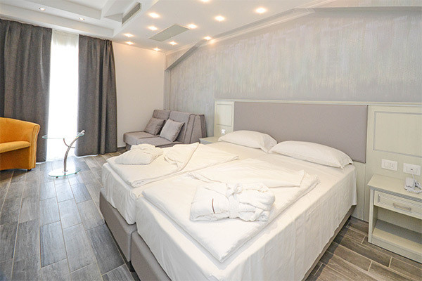 HOTEL VILLA PARADISO SUITE 4* - Moniga del Garda (BS) Moderno 4*, in posizione tranquilla
