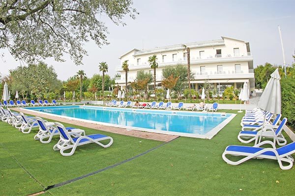 HOTEL VILLA PARADISO SUITE 4* - Moniga del Garda (BS) Moderno 4*, in posizione tranquilla