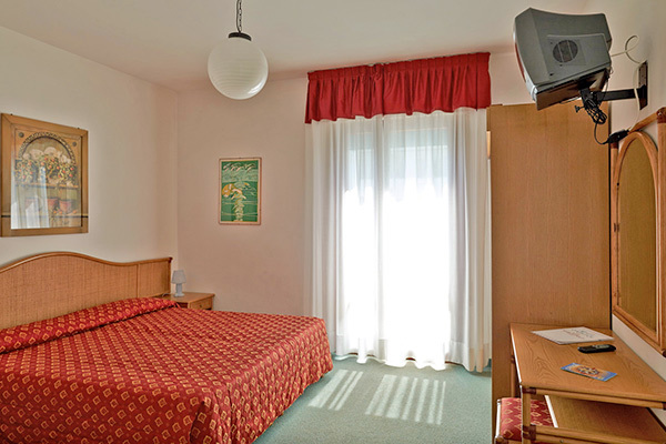 HOTEL CAPITOL 3* - Lido di Jesolo (VE) Direttamente sulla spiaggia