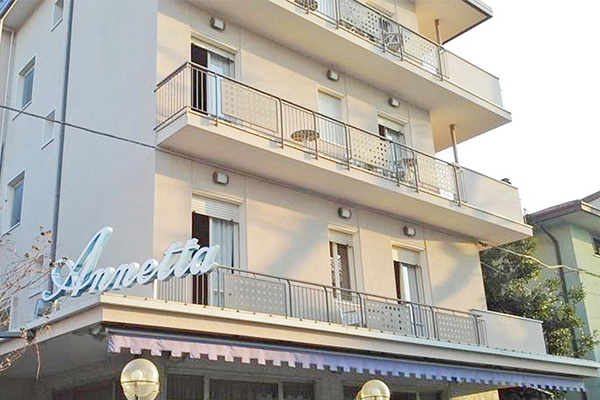 HOTEL ANNETTA 3* - Rimini (RN) A 200 metri dal mare, spiaggia inclusa