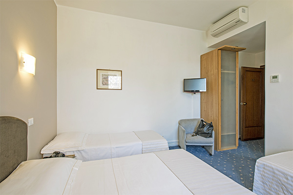HOTEL CORSI 3* - Fiumicino (RM) Lungo la Via Aurelia a Fiumicino