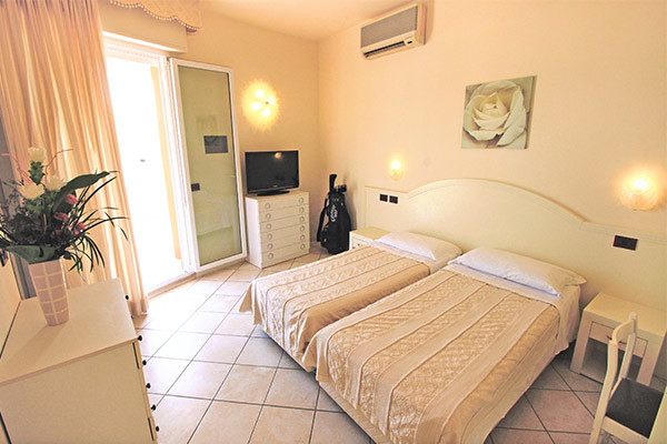 HOTEL FENICE 4* - Milano Marittima (RA) Classico e familiare, vicino al mare