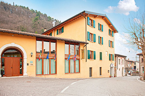 HOTEL TRE PUNTE 3* - Gargnano (BS) Hotel 3* immerso nel verde delle colline circostanti il Lago di Garda