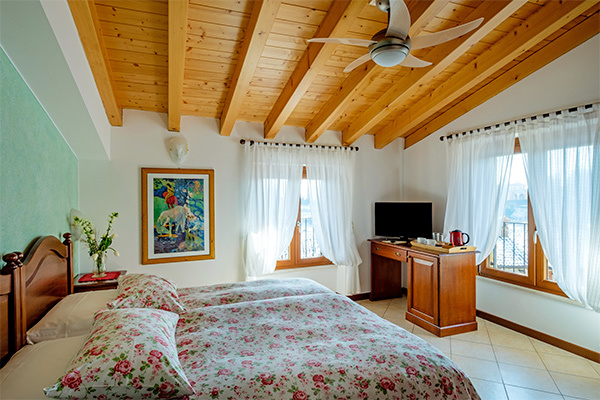 HOTEL TRE PUNTE 3* - Gargnano (BS) Hotel 3* immerso nel verde delle colline circostanti il Lago di Garda