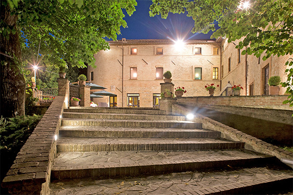 CASTELLO DI BACCARESCA 4* - Gubbio (PG) Castello trecentesco 4* nella lussureggiante cornice delle vallate umbre