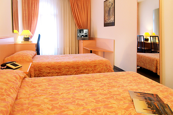 HOTEL CENTRALE 3* - Riva del Garda (TN) Hotel 3* in centro