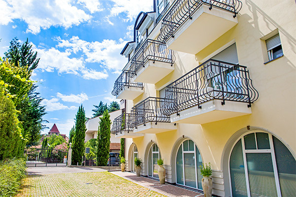 HOTEL VILLA LAURUS 3* - Merano (BZ) Ad 1 km dalle Terme di Merano