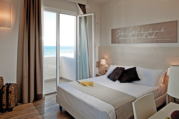 HOTEL UNIVERSAL 3*S - Senigallia (AN) 3*S direttamente sulla Spiaggia di Velluto