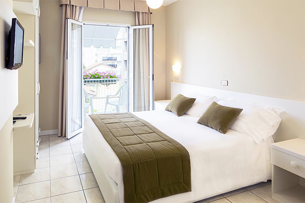 HOTEL ATHENA 3* - Lignano Sabbiadoro (UD) A 50 metri dal mare, servizio spiaggia incluso
