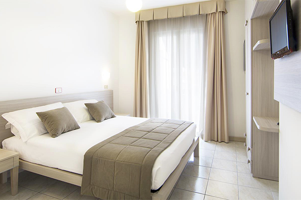 HOTEL ATHENA 3* - Lignano Sabbiadoro (UD) A 50 metri dal mare, servizio spiaggia incluso