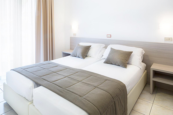 HOTEL ATHENA 3* - Lignano Sabbiadoro (UD) A 50 metri dal mare, servizio spiaggia incluso
