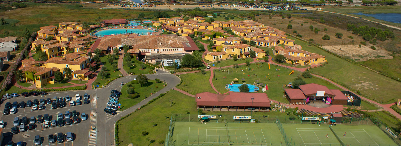 Lunga spiaggia bianca di sabbia fine