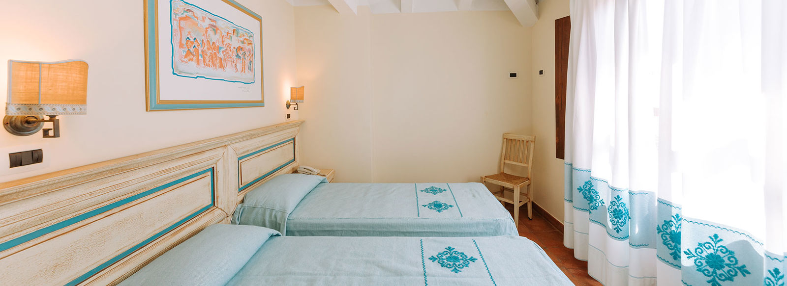 Lunga spiaggia bianca di sabbia fine