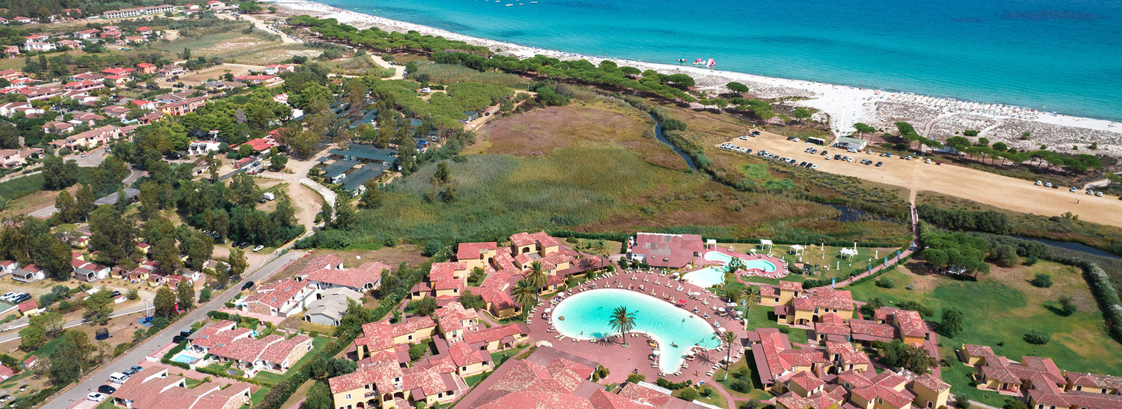 Lunga spiaggia bianca di sabbia fine