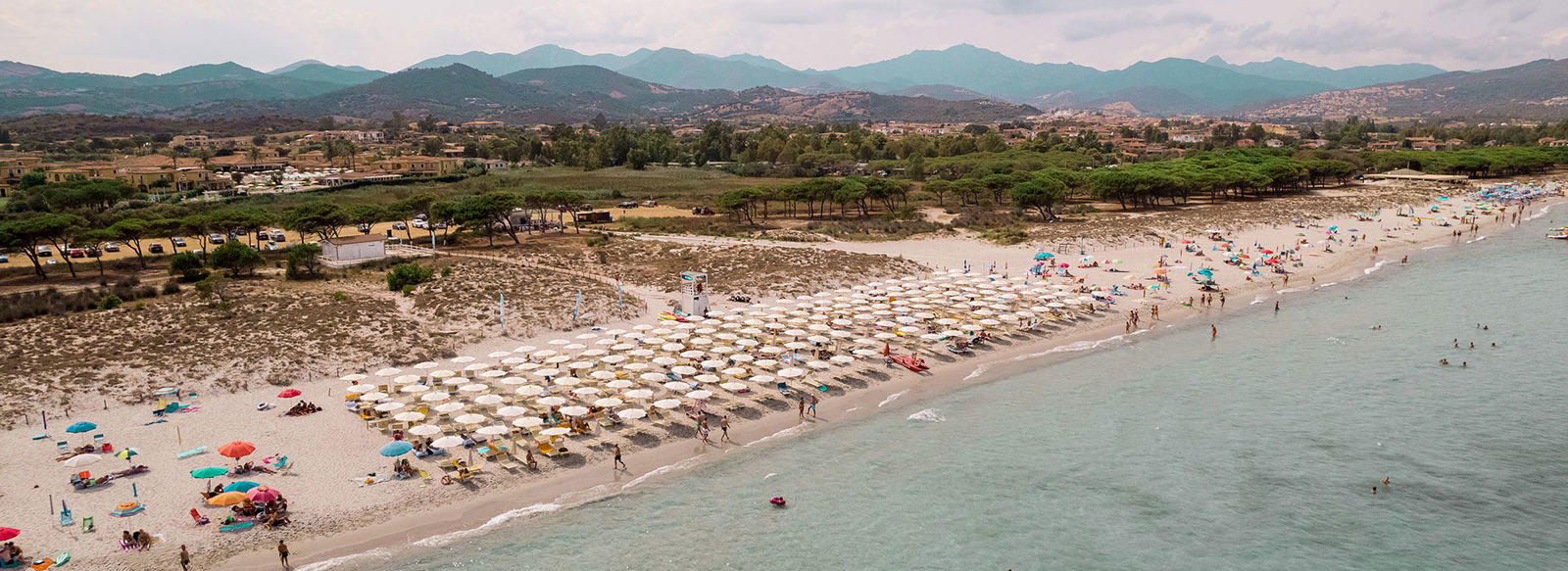 Lunga spiaggia bianca di sabbia fine