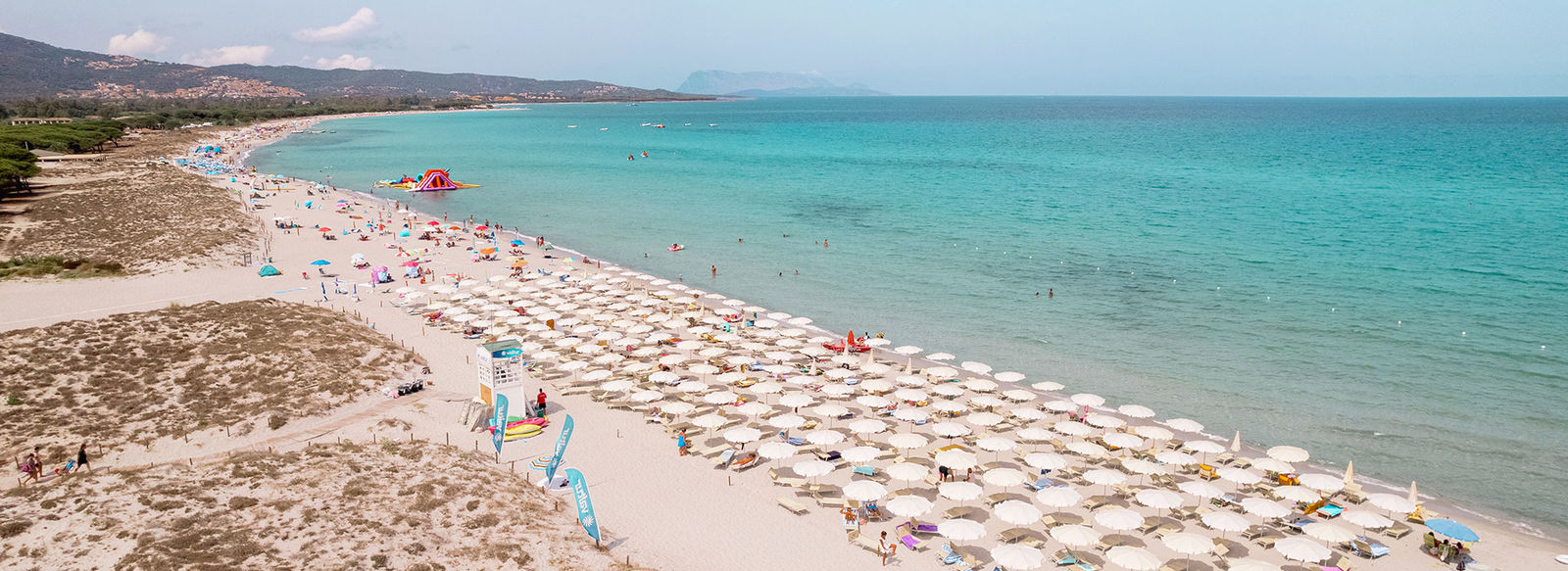 Lunga spiaggia bianca di sabbia fine