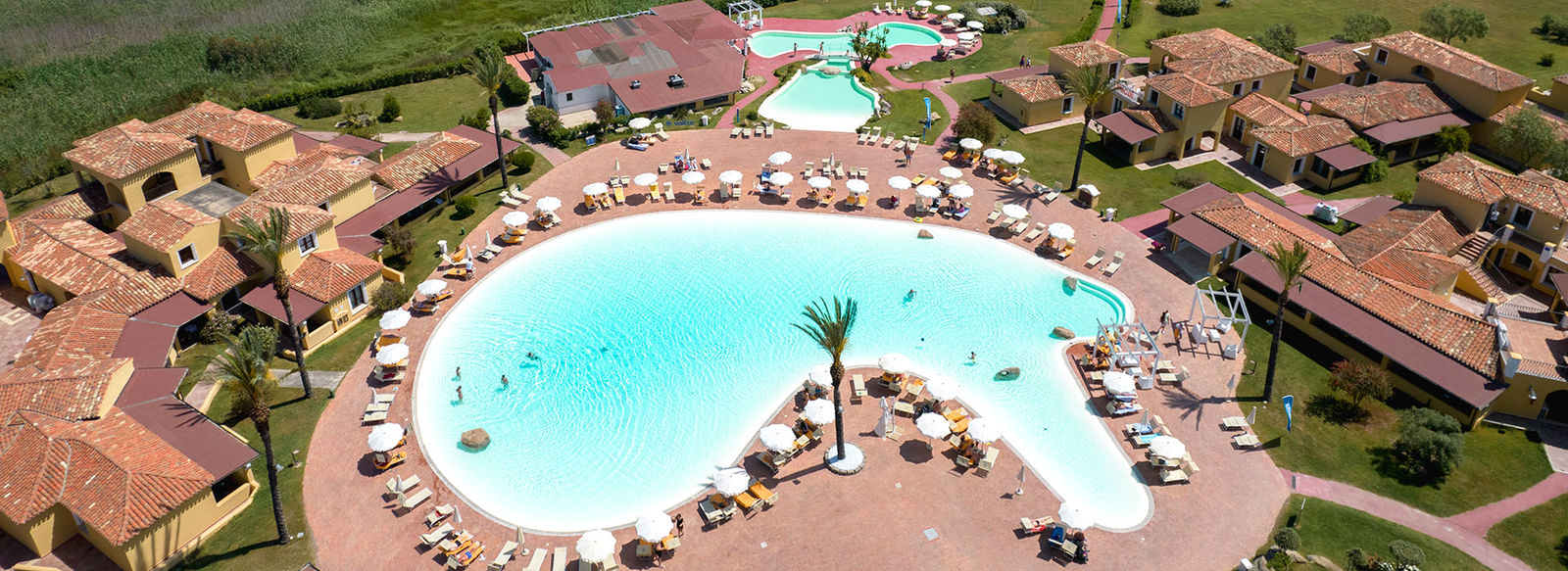 Lunga spiaggia bianca di sabbia fine