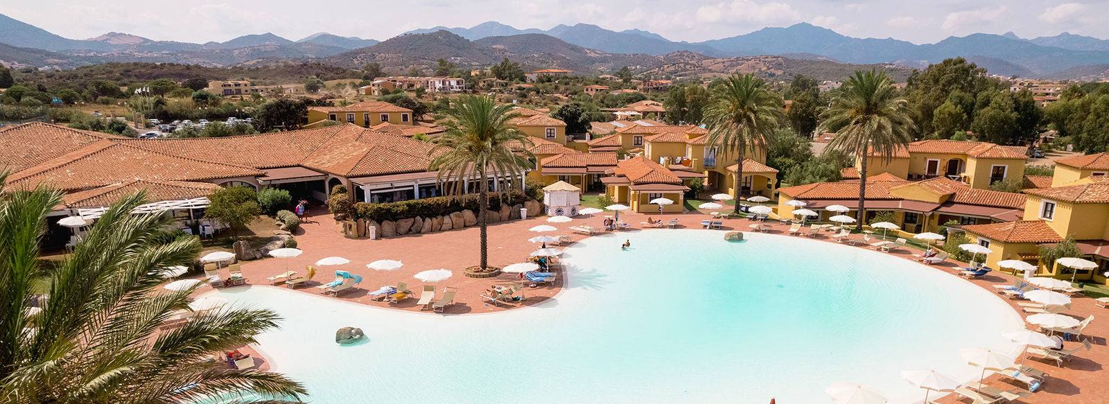 Lunga spiaggia bianca di sabbia fine