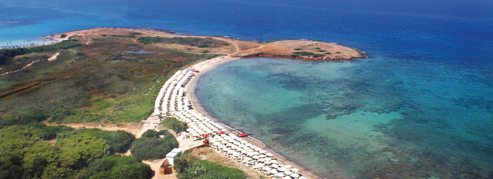 Immerso in un tipico paesaggio mediterraneo a pochi passi dal mare