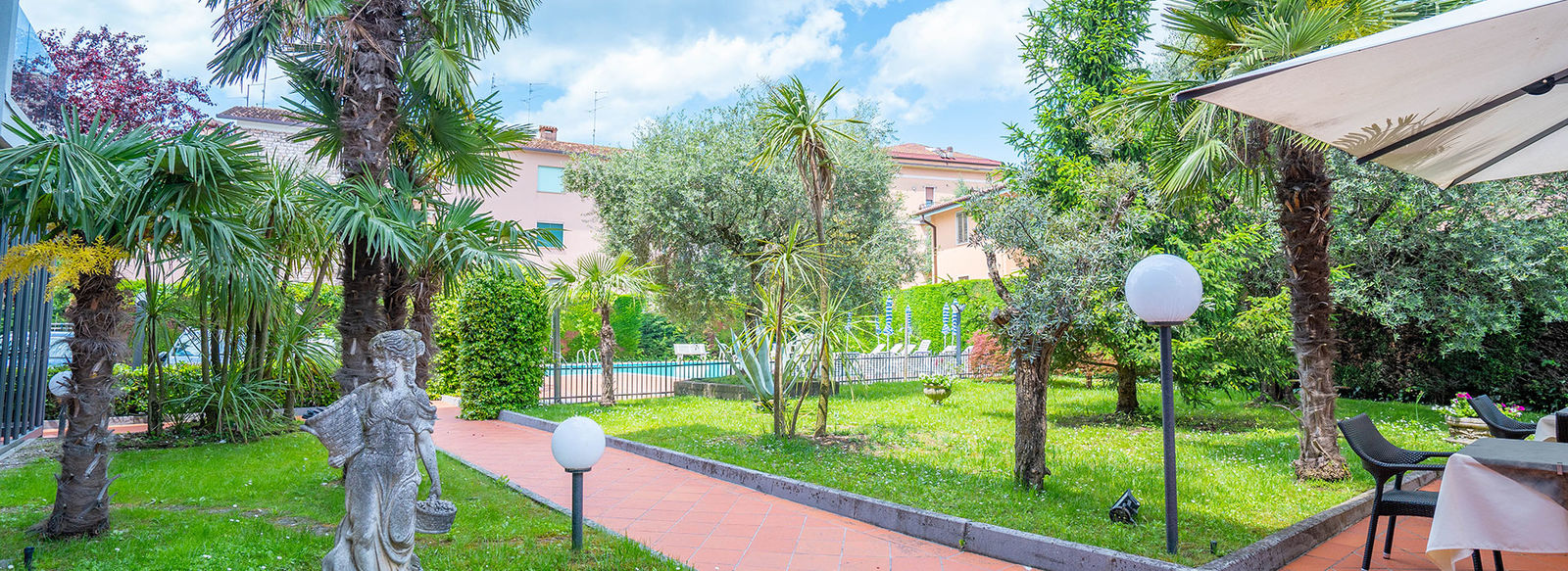 Per coppie, in posizione centrale sul Lago di Garda