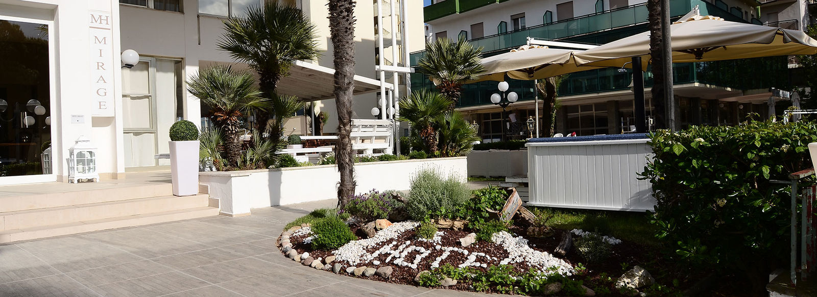 Gestione familiare, a 50 metri dalla spiaggia