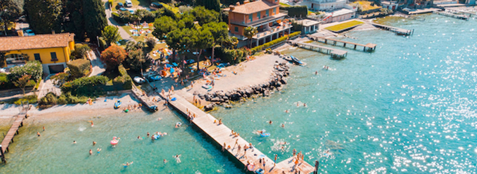 Fronte lago con piscina panoramica