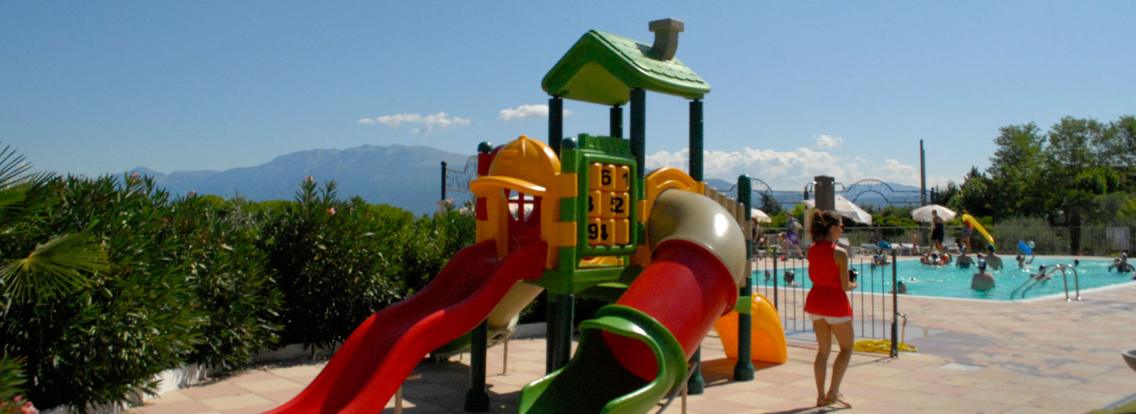 Fronte lago con piscina panoramica