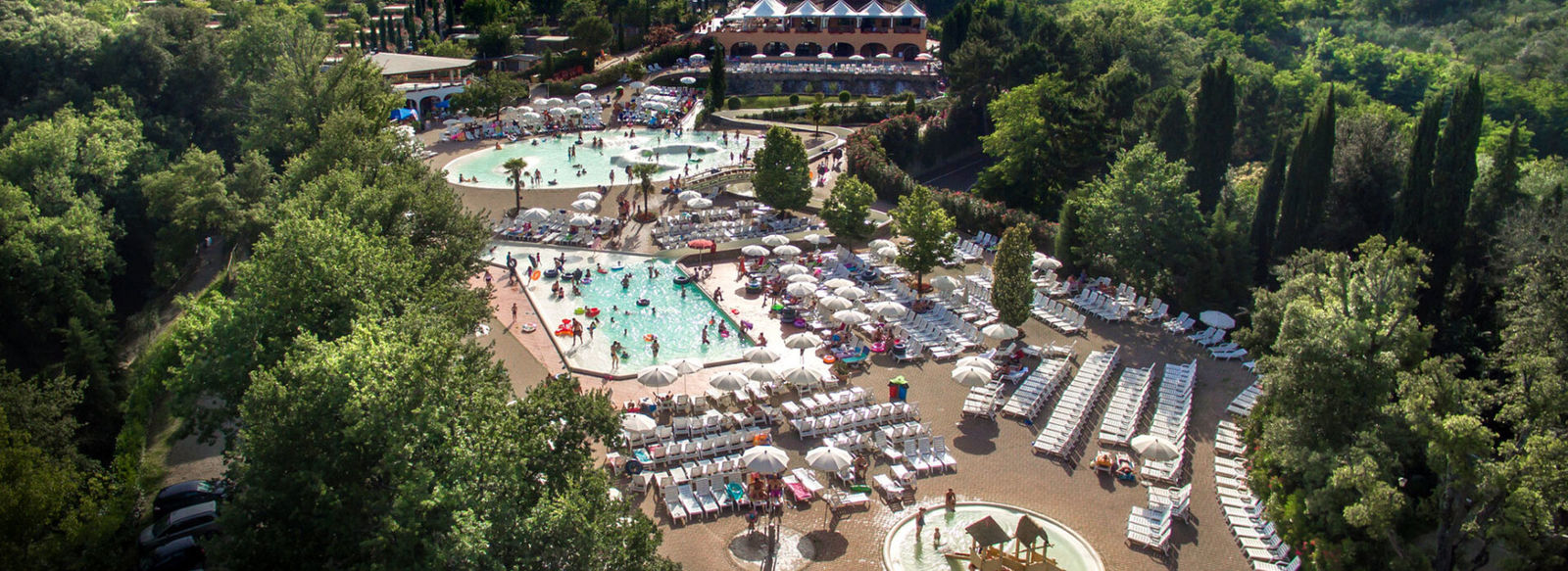 Immerso tra le colline del Chianti, con 2.500 mq di piscine