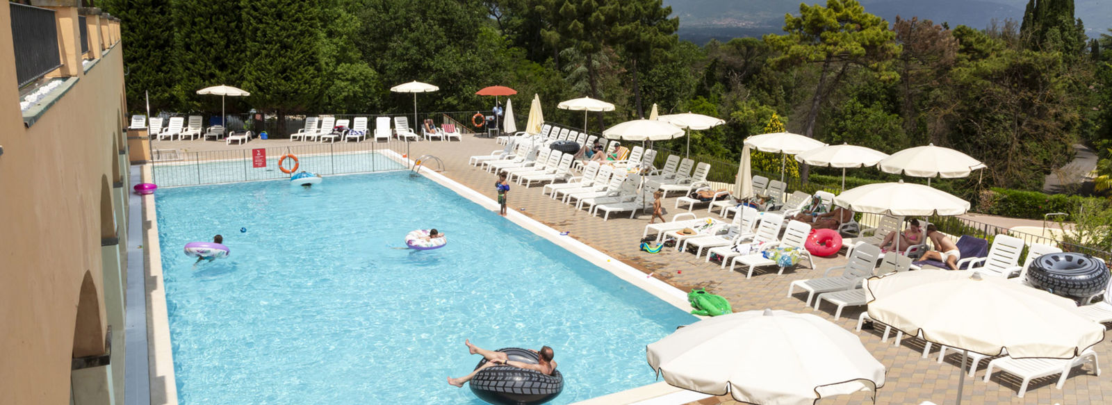 Immerso tra le colline del Chianti, con 2.500 mq di piscine